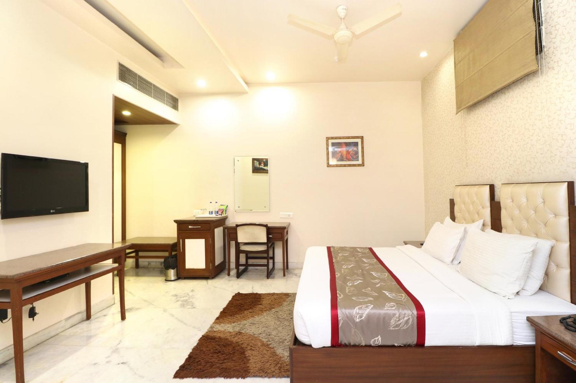 Hotel Leela Grande Karnāl Exterior foto